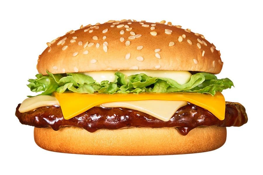 Le burger McDonald's 'Cheese Cheese Teriyaki Mac Burger' avec une galette de bœuf, de la sauce teriyaki, de la laitue et du fromage.