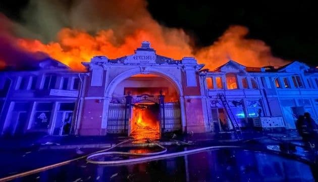 Le marché Privoz d'Odessa en feu après une attaque de drone, montrant la destruction nocturne.