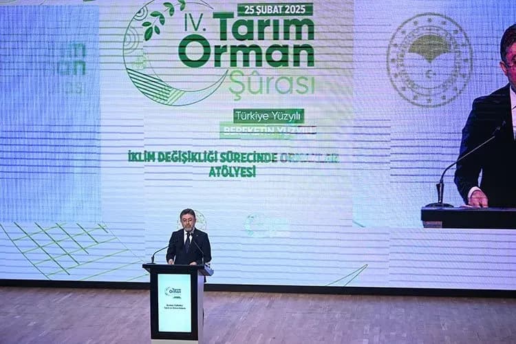 Le Ministre de l'Agriculture et des Forêts, İbrahim Yumaklı, annonçant le recrutement de 8500 collaborateurs lors d'une conférence sur le changement climatique.