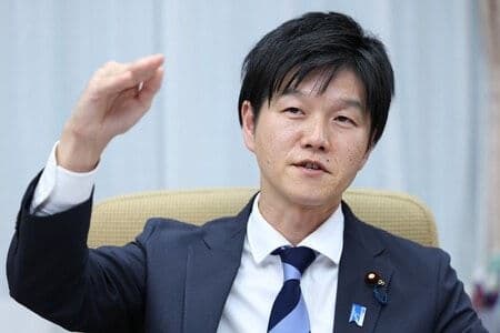 Le ministre japonais de l'Agriculture, des Forêts et de la Pêche, Norikazu Suzuki, s'exprimant sur la réorientation de la politique de production de riz.