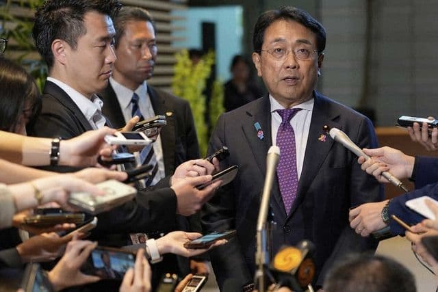 Le ministre japonais Ryosei Akazawa s'adressant aux journalistes après des négociations commerciales tendues.