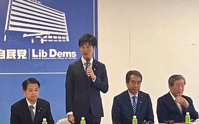 Le ministre Norikazu Suzuki s'adressant à une assemblée, discutant des défis économiques et des stratégies d'exportation pour le riz japonais.