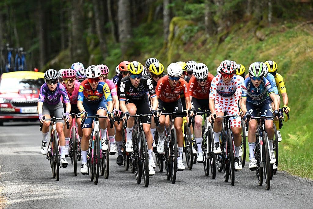 Le peloton féminin en pleine ascension lors d'une étape de montagne du Tour de France Femmes.
