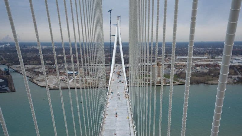 Le pont international Gordie Howe en construction, symbolisant les liens commerciaux et la renégociation des alliances entre le Canada et les États-Unis.