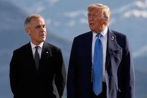 Le Premier ministre canadien et le président américain Donald Trump lors d'un sommet, symbolisant les négociations commerciales et les menaces tarifaires.