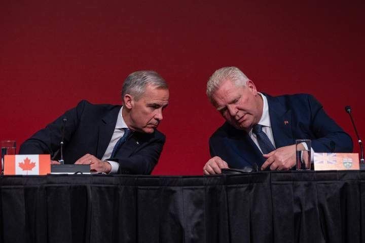 Le Premier ministre de l'Ontario, Doug Ford, et Mark Carney discutant de la stratégie fiscale.