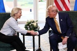 Le président américain Donald Trump et la présidente de la Commission européenne Ursula von der Leyen se serrant la main, illustrant la diplomatie dans les accords commerciaux.