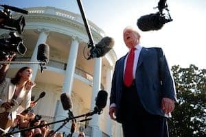 Le président américain Donald Trump s'adressant aux médias, illustrant la dimension politique des droits de douane.
