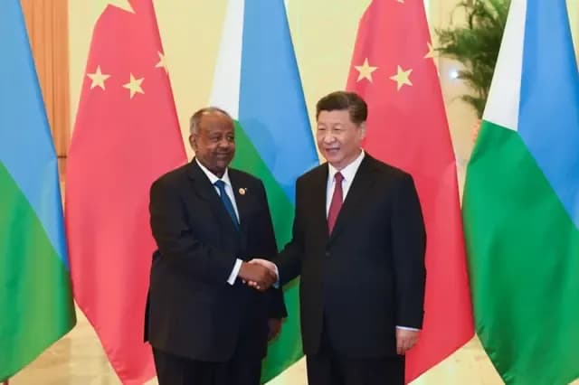 Le président chinois Xi Jinping serrant la main du président de Djibouti, illustrant l'expansion de la présence stratégique chinoise dans l'océan Indien.