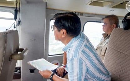 Le Président des Philippines effectuant une inspection aérienne des zones inondées, symbolisant la réponse et l'adaptation aux catastrophes.