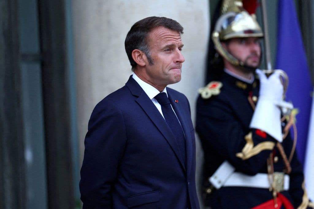Le président français Emmanuel Macron à l'Élysée, réfléchissant à son héritage économique