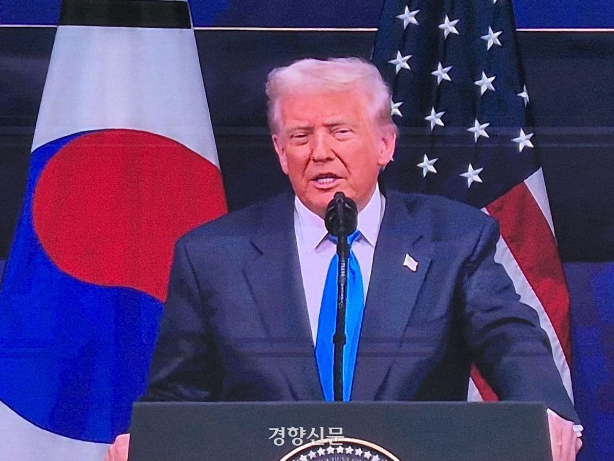 Le président Trump prononçant un discours, qualifiant le président Lee Jae-myung de « personne formidable » et la Corée de « précieux ami et allié proche ».