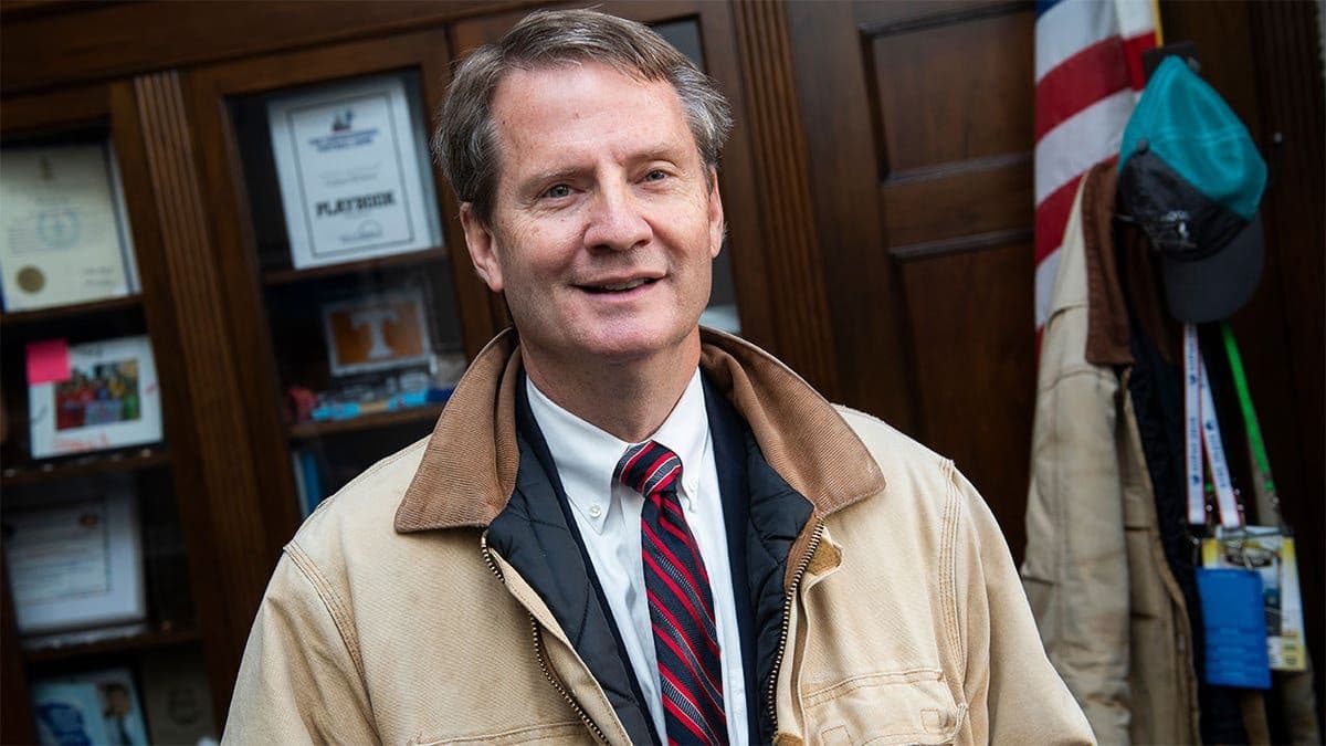 Le Représentant Tim Burchett en veste décontractée, illustrant son humilité face à l'imprévu.