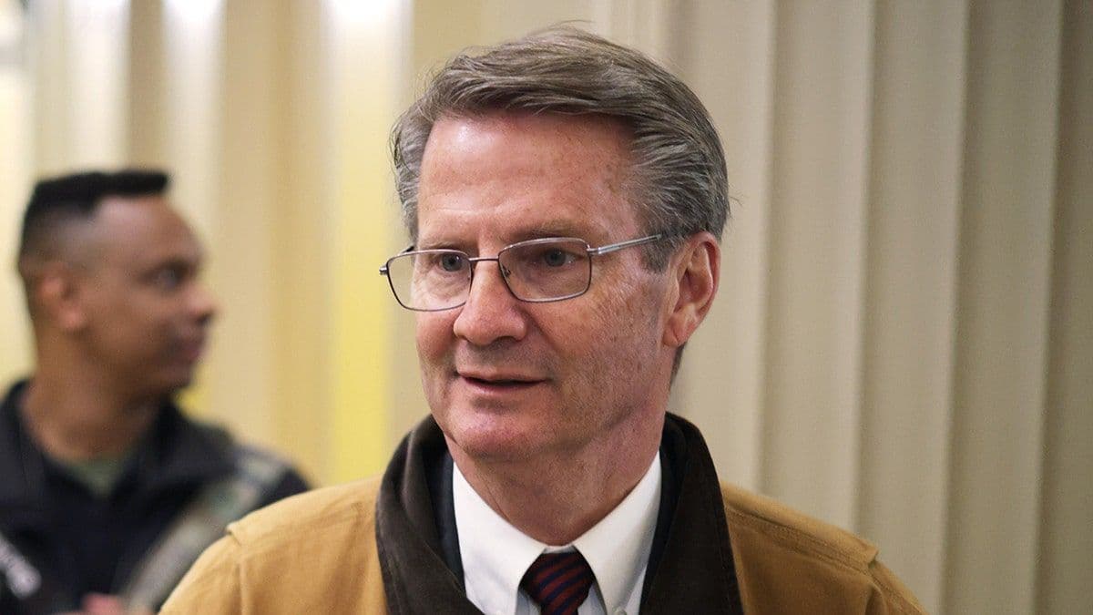 Le Représentant Tim Burchett souriant, incarnant la résilience politique.