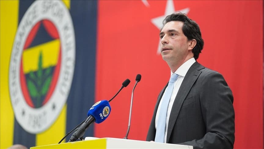 Le secrétaire général de Fenerbahçe, Burak Kızılhan, annonce le plus grand contrat de sponsoring de l'histoire du club.