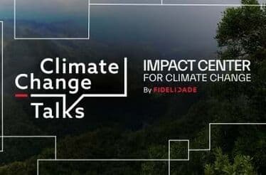 Le titre 'Climate Change Talks' sur un fond de paysage verdoyant, représentant les discussions sur les défis climatiques.