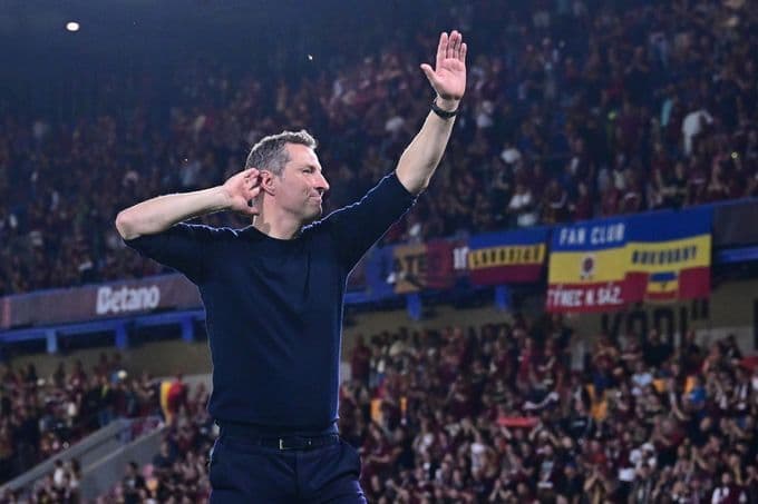 L'entraîneur Brian Priske du Sparta Prague saluant les supporters, symbolisant la stratégie et la maîtrise tactique
