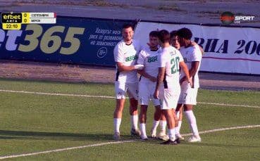 Les joueurs de Beroe célèbrent un but, illustrant l'efficacité offensive d'Alberto Salido et le doublé précoce.