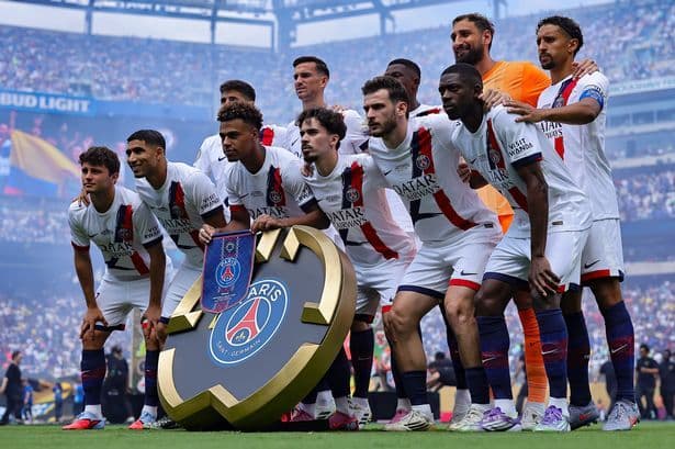 Les joueurs du Paris Saint-Germain posent avec leur trophée de Ligue des Champions.