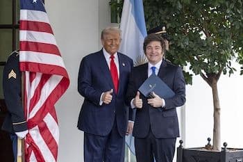 Les présidents des États-Unis et d'Argentine, Donald Trump et Javier Milei, posent ensemble avec les drapeaux des deux nations, symbolisant la coopération bilatérale et un accord économique majeur.