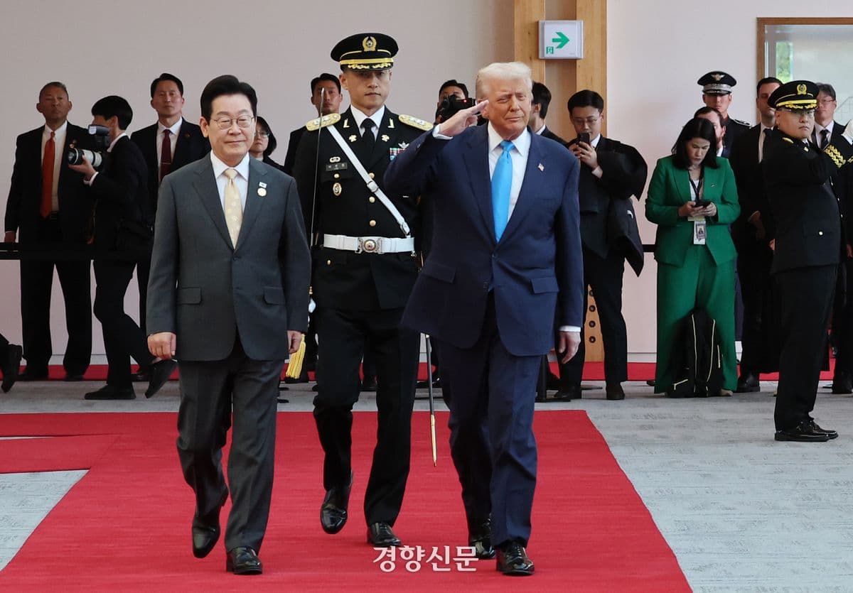 Les présidents Lee Jae-myung et Trump lors d'une rencontre où la demande d'approvisionnement en carburant pour les sous-marins nucléaires coréens a été discutée.