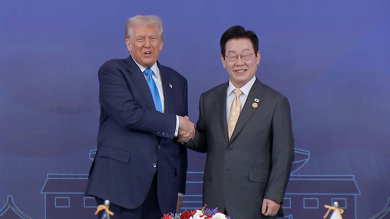 Les présidents Trump et Lee Jae-myung se serrant la main, symbolisant la conclusion d'un accord commercial entre la Corée et les États-Unis.