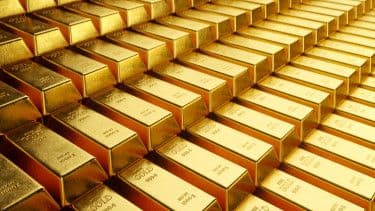 Lingots d'or empilés, symbolisant la richesse et les investissements stratégiques des holdings.