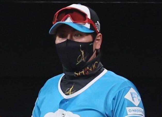 Livan Moinelo, a SoftBank Hawks baseball pitcher, wearing his team's light blue jersey and a black face mask.