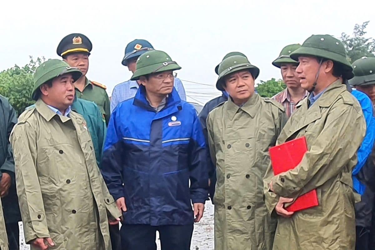 Lãnh đạo tỉnh Ninh Bình kiểm tra công tác phòng chống bão số 3 tại hiện trường, thể hiện sự chủ động ứng phó.