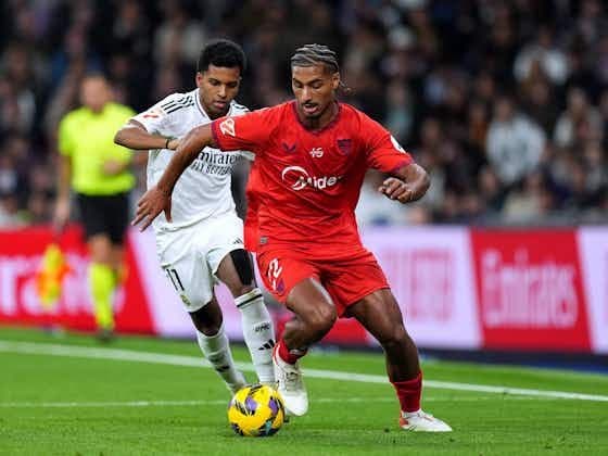 Loïc Badé en action avec le FC Séville, disputant le ballon lors d'un match de football.