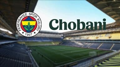 Logo de Fenerbahçe et logo de Chobani superposés sur une image floue du stade Şükrü Saracoğlu, symbolisant le partenariat historique.