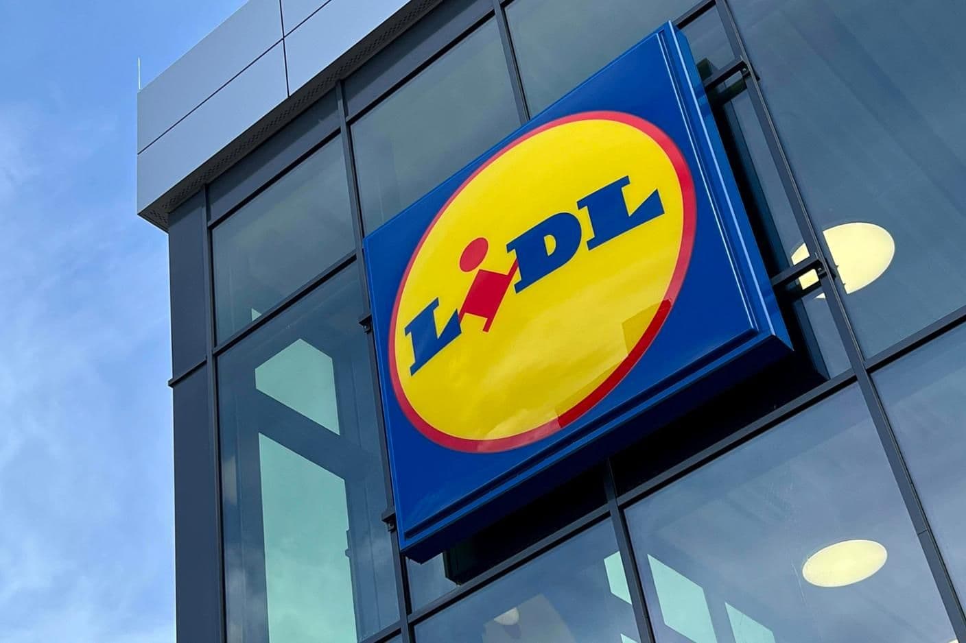 Logo de l'enseigne Lidl sur un bâtiment, représentant le distributeur impliqué dans le rappel de gaufres et la confiance des consommateurs.