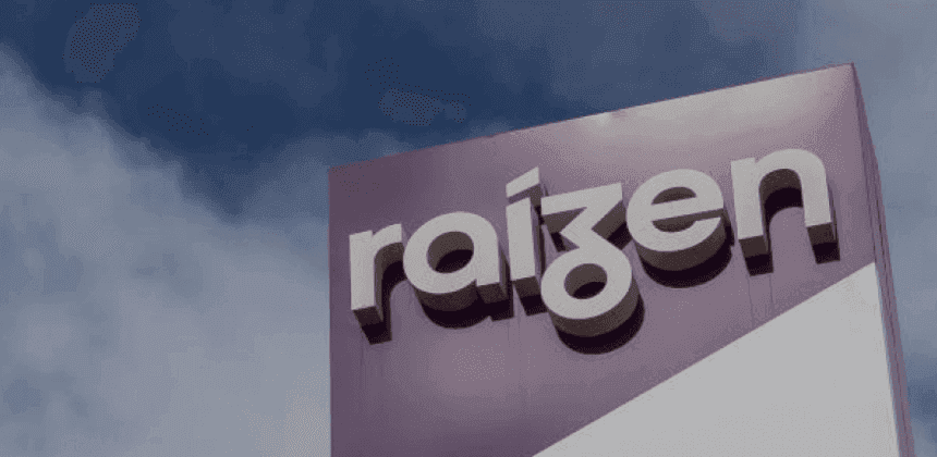 Logo de Raízen sur un panneau violet sous un ciel nuageux, symbolisant la situation de l'entreprise.
