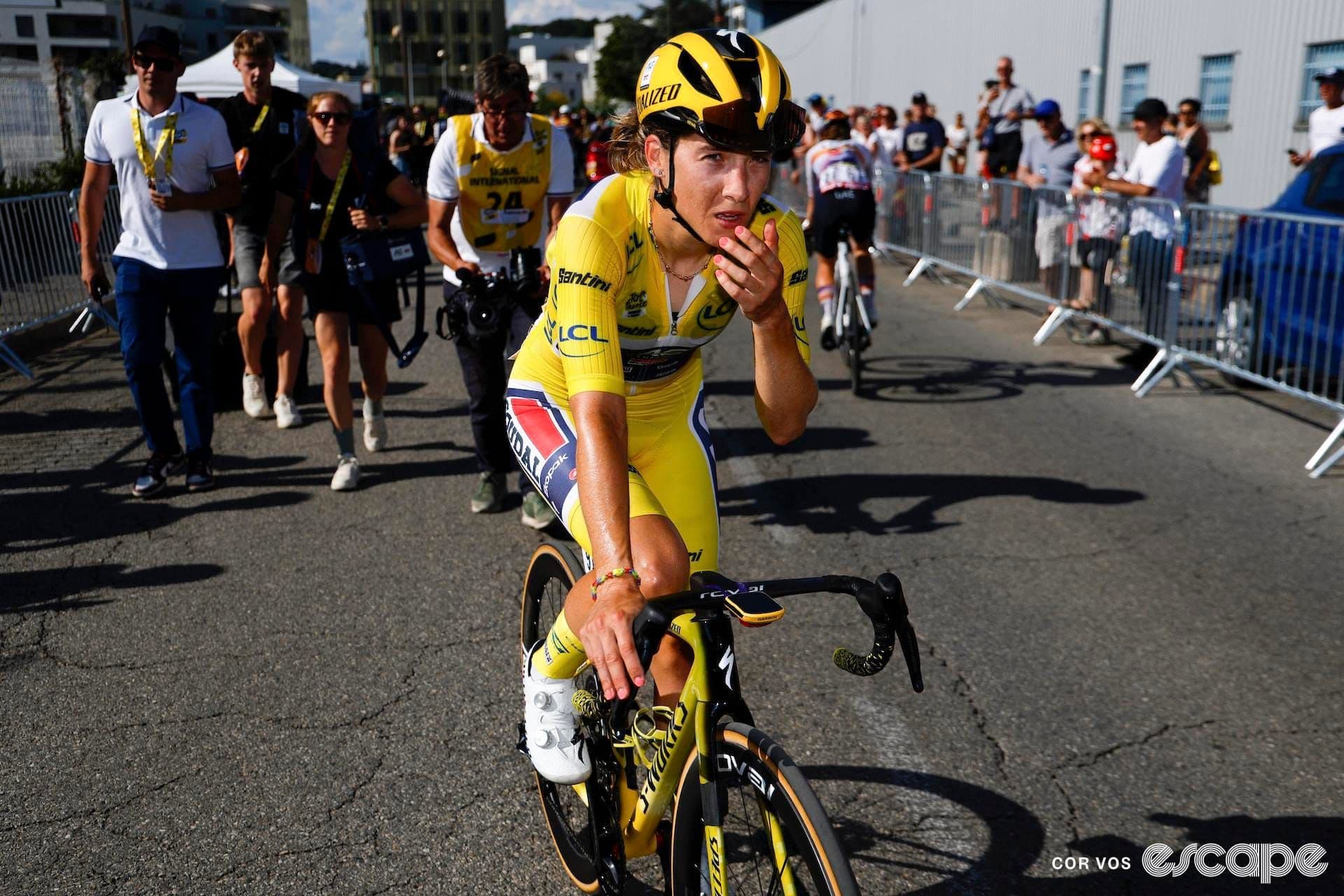 L'équipe AG Insurance-Soudal en action, démontrant l'esprit d'équipe et la stratégie en course.