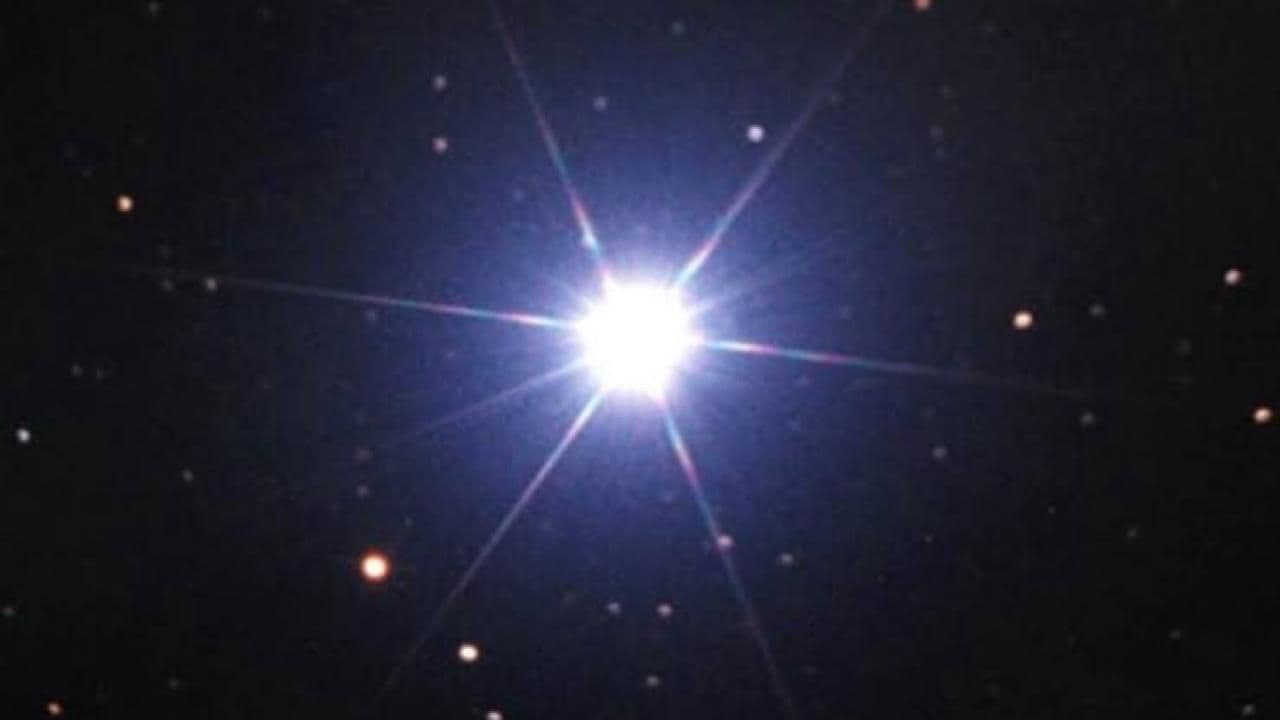 L'étoile Suhail (Canopus) brillant dans le ciel nocturne, un repère essentiel pour les horloges célestes saoudiennes.