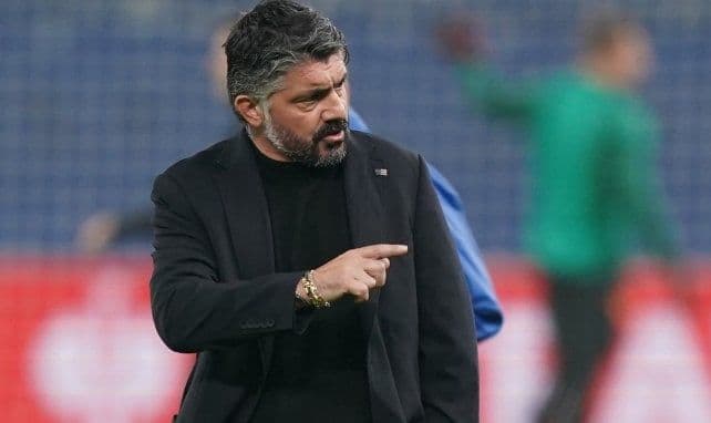 Luis Enrique, entraîneur du PSG, en pleine réflexion tactique avant le match contre Tottenham.