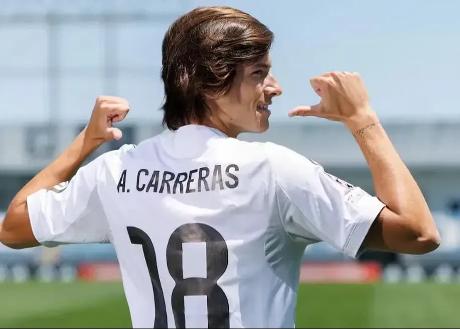 Álvaro Carreras portant le maillot du Real Madrid avec son nom et numéro.