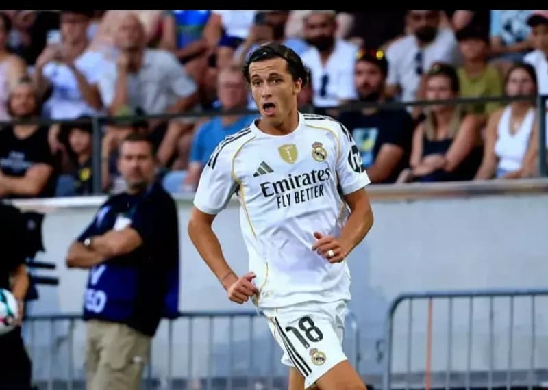 Álvaro Carreras sur le terrain lors de son premier match officiel avec le Real Madrid.