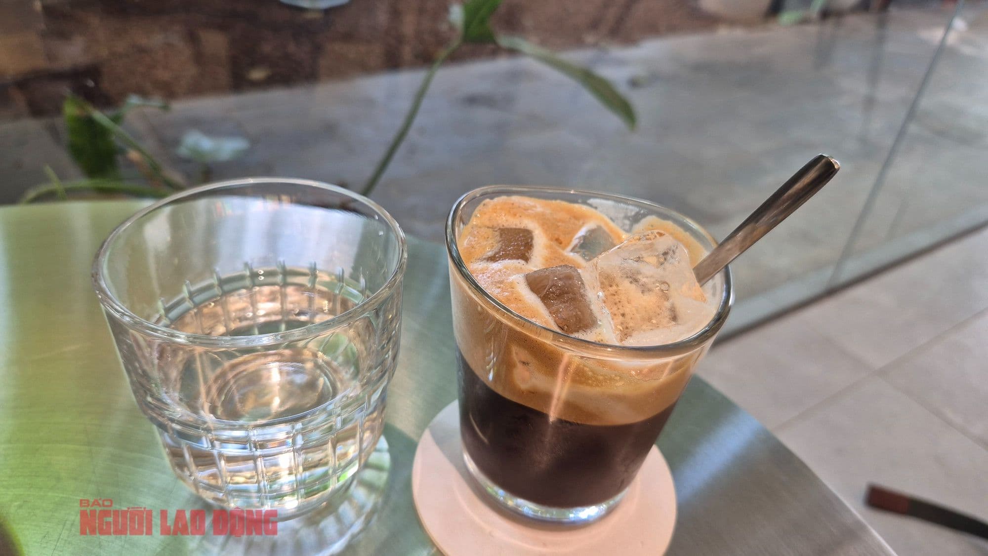 Ly cà phê đá, thể hiện sự tăng giá đột biến và tính khó lường của thị trường cà phê.