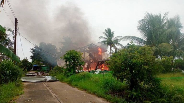 Maison en feu et fumante, illustrant les destructions et le coût humain du conflit frontalier.
