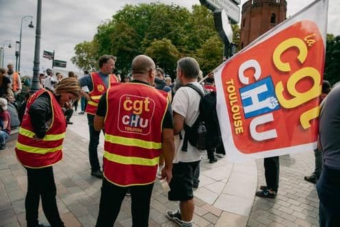 Manifestants rassemblés devant l'Hôtel Dieu à Toulouse lors de la mobilisation 'Bloquons tout' du 10 septembre 2025, victime d'une couverture médiatique partiale.