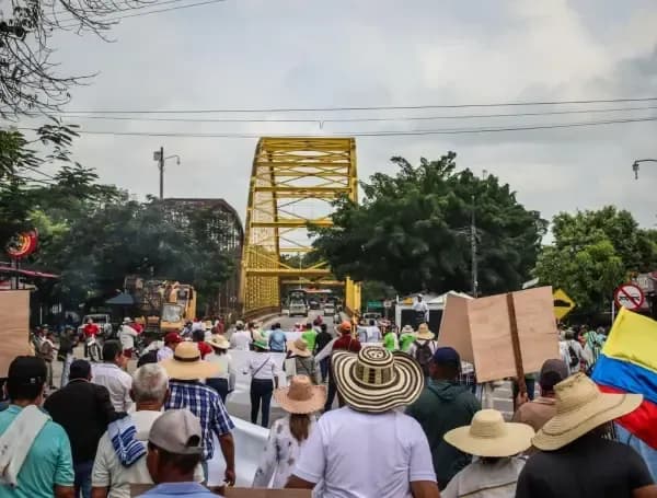 Manifestation d'agriculteurs de riz marchant sur une route en Colombie.
