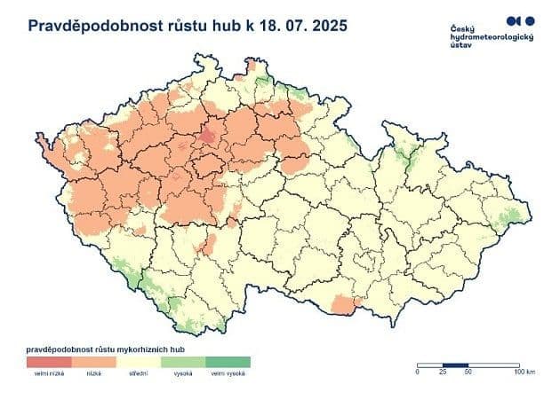 Map of Czechia showing the probability of mushroom growth from the Czech Hydrometeorological Institute, with green areas indicating high growth.