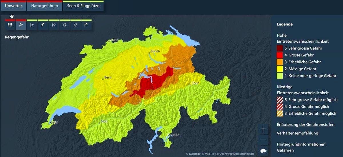 Map of Switzerland displaying rain danger levels, with central regions marked in red for very high danger and surrounding areas in orange and yellow.