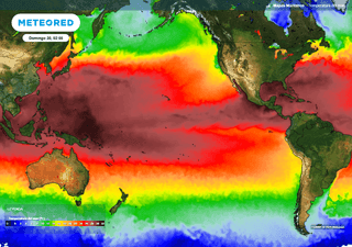 Mapa global de anomalías de temperatura superficial del mar, indicando patrones asociados con fenómenos climáticos como La Niña en 2025.