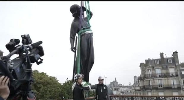 Mappa meteorologica dell'Europa che mostra un sistema di bassa pressione e perturbazioni che si muovono sull'Italia.