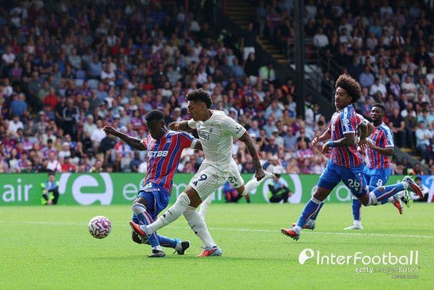 Marc Guéhi en duel, illustrant les qualités défensives convoitées par les grands clubs.