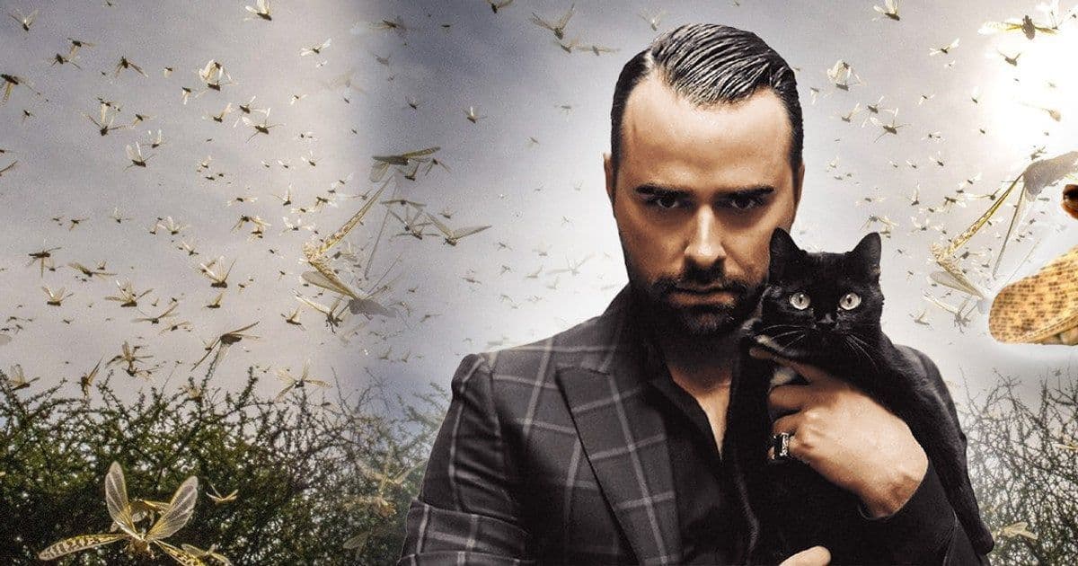 Max Gordeev, molphar ukrainien, avec un chat noir, sur fond d'invasion de sauterelles à Zaporijjia.