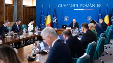 Membrii coaliției de guvernare într-o ședință, discutând despre continuitatea și viziunea strategică a programelor naționale.