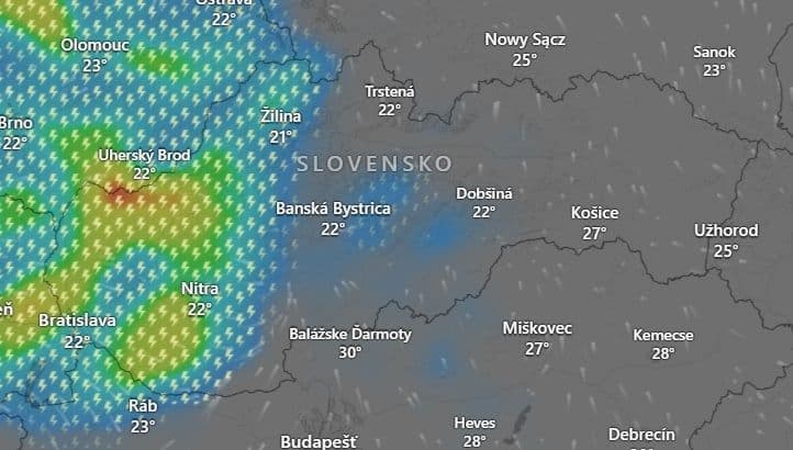 Meteorologická mapa Slovenska zobrazujúca dynamické atmosférické podmienky so symbolmi bleskov a teplotami v rôznych regiónoch.